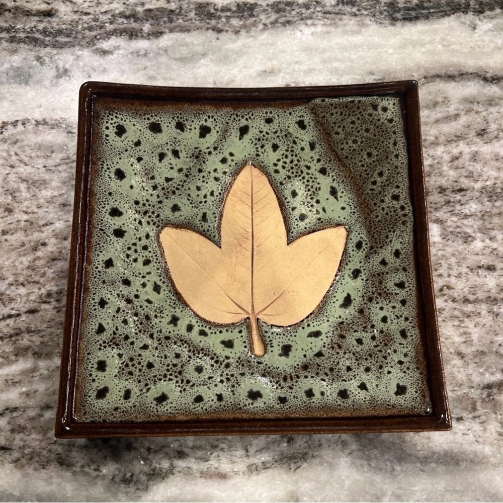 Pottery Leaf Design 8 Inch Tray